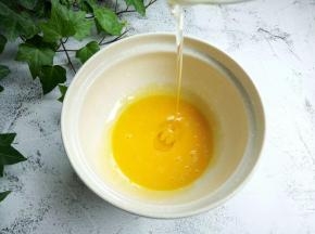 最后加入玉米油充分搅拌均匀。