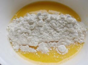 筛入低筋面粉。