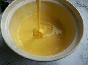 用手动打蛋器Z字型搅匀。