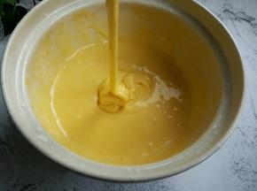 用手动打蛋器Z字型搅匀。