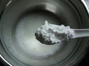 用电动打蛋器打蛋白，可以滴入几滴柠檬汁，打到粗泡的时加入第一次的1/3糖粉。