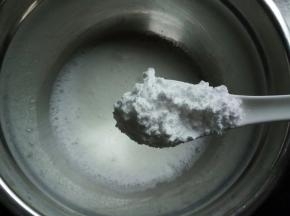 用电动打蛋器打蛋白，可以滴入几滴柠檬汁，打到粗泡的时加入第一次的1/3糖粉。