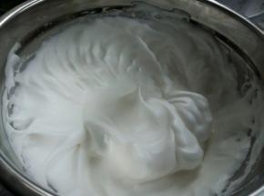 打好的蛋白，从盆底缓缓提起打蛋器蛋白成小尖峰，微微颠抖而不倒即可。