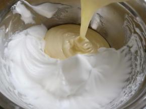 取1/3的蛋白到蛋黄糊中，因为两者的密度不同，所以要分次搅拌。