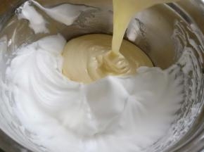 取1/3的蛋白到蛋黄糊中，因为两者的密度不同，所以要分次搅拌。