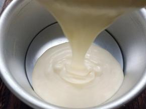 将蛋黄糊盆中的面糊倒入蛋白盆中，抄底翻拌、这样的一个倒盆过程，可以将所有的面糊都充分的搅拌，以免沉底。