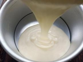 将蛋黄糊盆中的面糊倒入蛋白盆中，抄底翻拌、这样的一个倒盆过程，可以将所有的面糊都充分的搅拌，以免沉底。