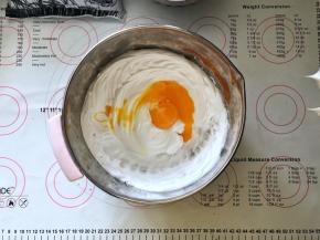 2、倒入蛋黄。