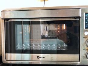 12、烤箱140度上下火预热好，放入模具烘烤28分钟后取出放凉备用。