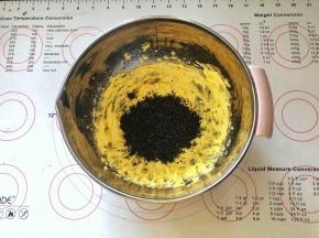 14、加入黑芝麻粉。