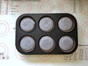 11、蛋糕模具中提前放好蛋糕纸杯，倒入蛋糕糊，轻轻震出气泡。