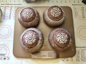 16、筛上一层薄薄的黑米面包粉，用锋利的刀子割出花纹。