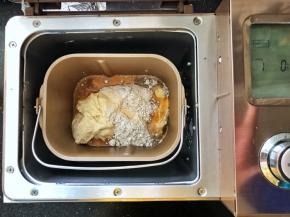 3、面包桶装入面包机中，启动和面功能。