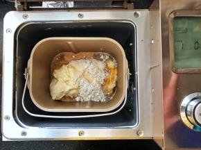 3、面包桶装入面包机中，启动和面功能。