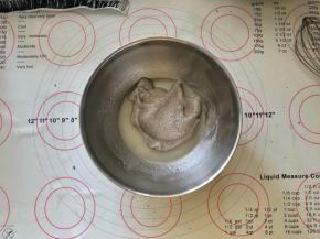 7、挖入两勺黑米蛋糕糊。