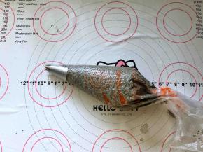 16、装入裱花袋，裱花袋提前装入齿形裱花嘴。