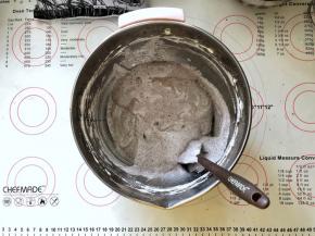 9、倒入到黑米蛋糕糊中。