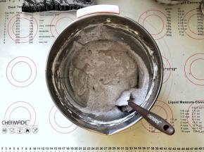 9、倒入到黑米蛋糕糊中。