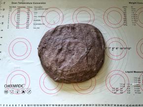 8、取出面团轻轻按压排一下气。