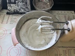 1、蛋白中分次加入白糖打至硬性发泡。