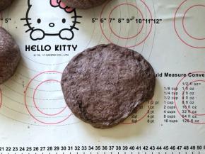 11、取一份面团直接用手轻轻拍扁。