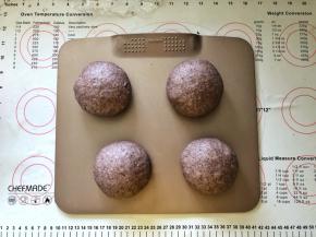 14、收口朝下有间距的码入烤盘中，盖上保鲜膜进行二次发酵。