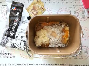 2、然后把主面团里除了黄油之外的其他材料放入面包桶里，先放粉类，干酵母最后再放，老面全部放入。