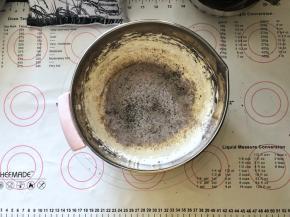 4、筛入黑米蛋糕粉。