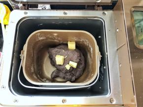 4、待面粉基本上揉成面团放入黄油继续和面功能。