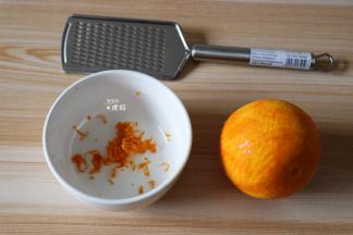 橙子表面用盐搓洗干净后用擦丝器将表皮擦下备用；