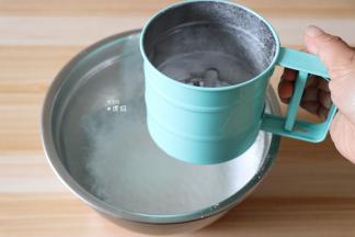 黄油软化后筛入糖粉拌均匀，再用电动打蛋器打发至体积变大颜色变浅；