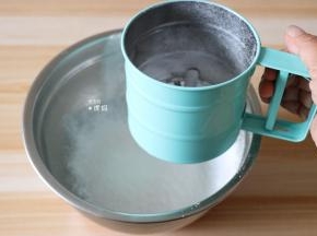 黄油软化后筛入糖粉拌均匀，再用电动打蛋器打发至体积变大颜色变浅；