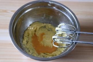 鸡蛋液分三次加入到黄油中搅打均匀；