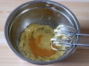 鸡蛋液分三次加入到黄油中搅打均匀；