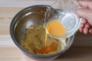 每次都要等搅打均匀后再加入下一次的蛋液；