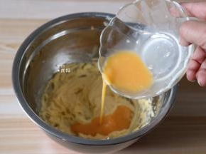 每次都要等搅打均匀后再加入下一次的蛋液；