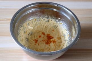 倒入橙皮屑，搅打均匀；