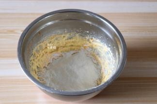 筛入低筋面粉和泡打粉的混合物，翻拌均匀；