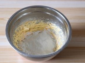 筛入低筋面粉和泡打粉的混合物，翻拌均匀；