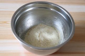 筛入杏仁粉翻拌均匀；