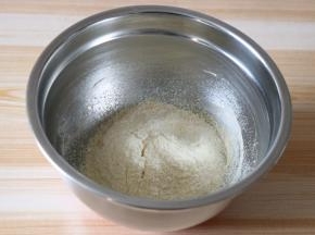 筛入杏仁粉翻拌均匀；