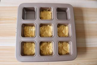 将面糊倒入模具中；