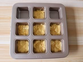 将面糊倒入模具中；
