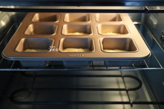 烤箱预热好，180度中层上下火烤18分钟；