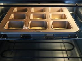 烤箱预热好，180度中层上下火烤18分钟；