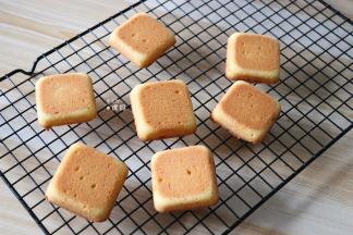 取出脱模放在冷却架上冷却后密封保存，随吃随取；