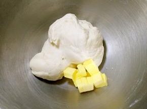 面团揉出厚膜放入软化的黄油。