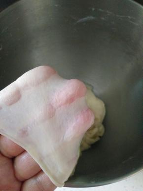 揉成光滑的面团，能出薄膜。