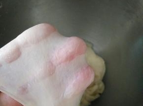 揉成光滑的面团，能出薄膜。