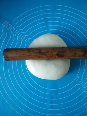 把面团分成两份分别擀压平整。